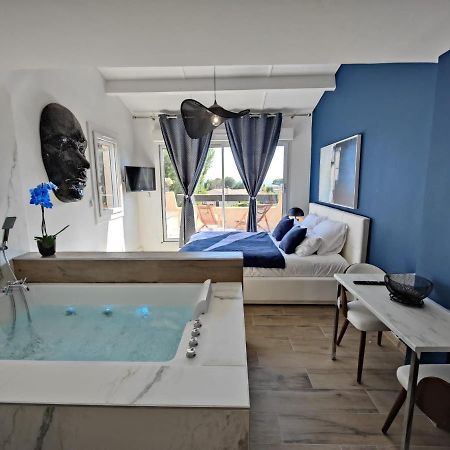 Suites Jm - Les Pins Marines - Jacuzzi & Vue Mer Бандол Екстериор снимка