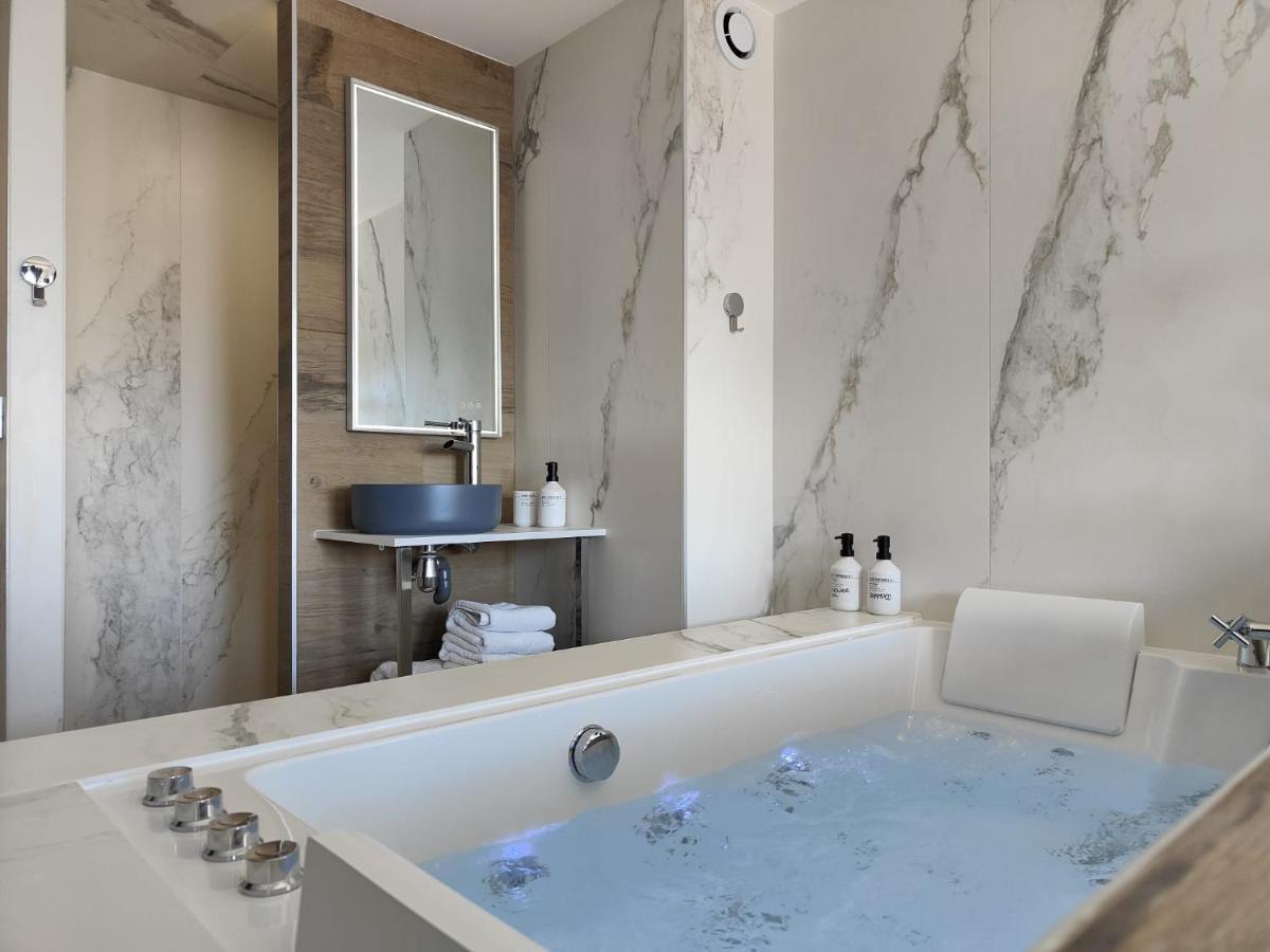 Suites Jm - Les Pins Marines - Jacuzzi & Vue Mer Бандол Екстериор снимка